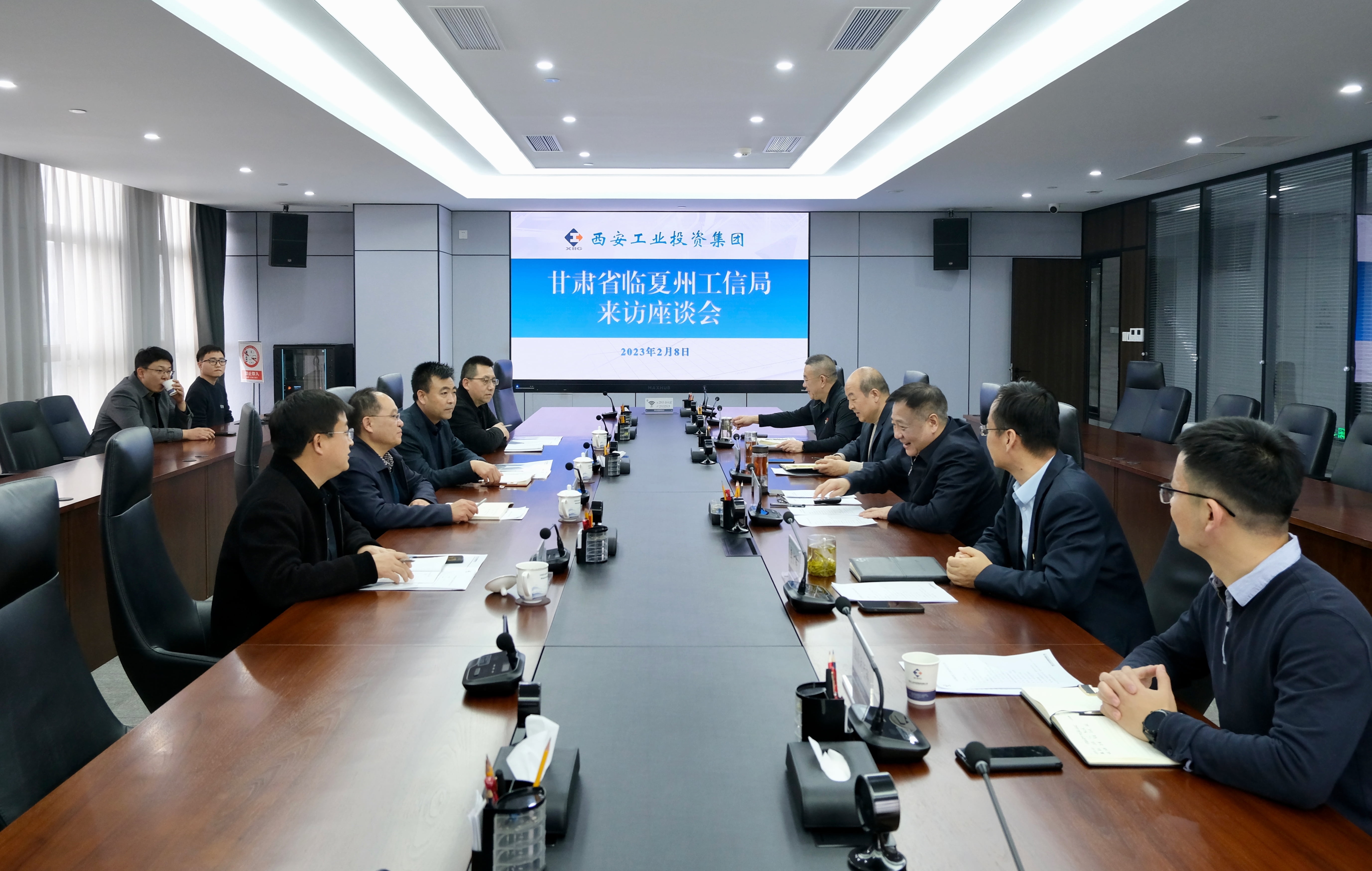 甘肃省临夏州工信局到耀彩网集团举行事情交流