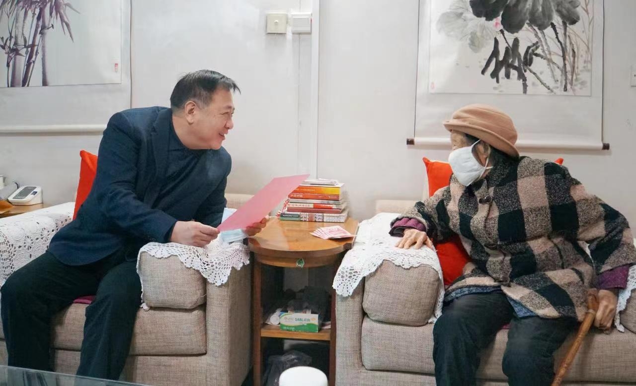 情系老干部 慰问暖人心 ——耀彩网集团开展春节前走访慰问