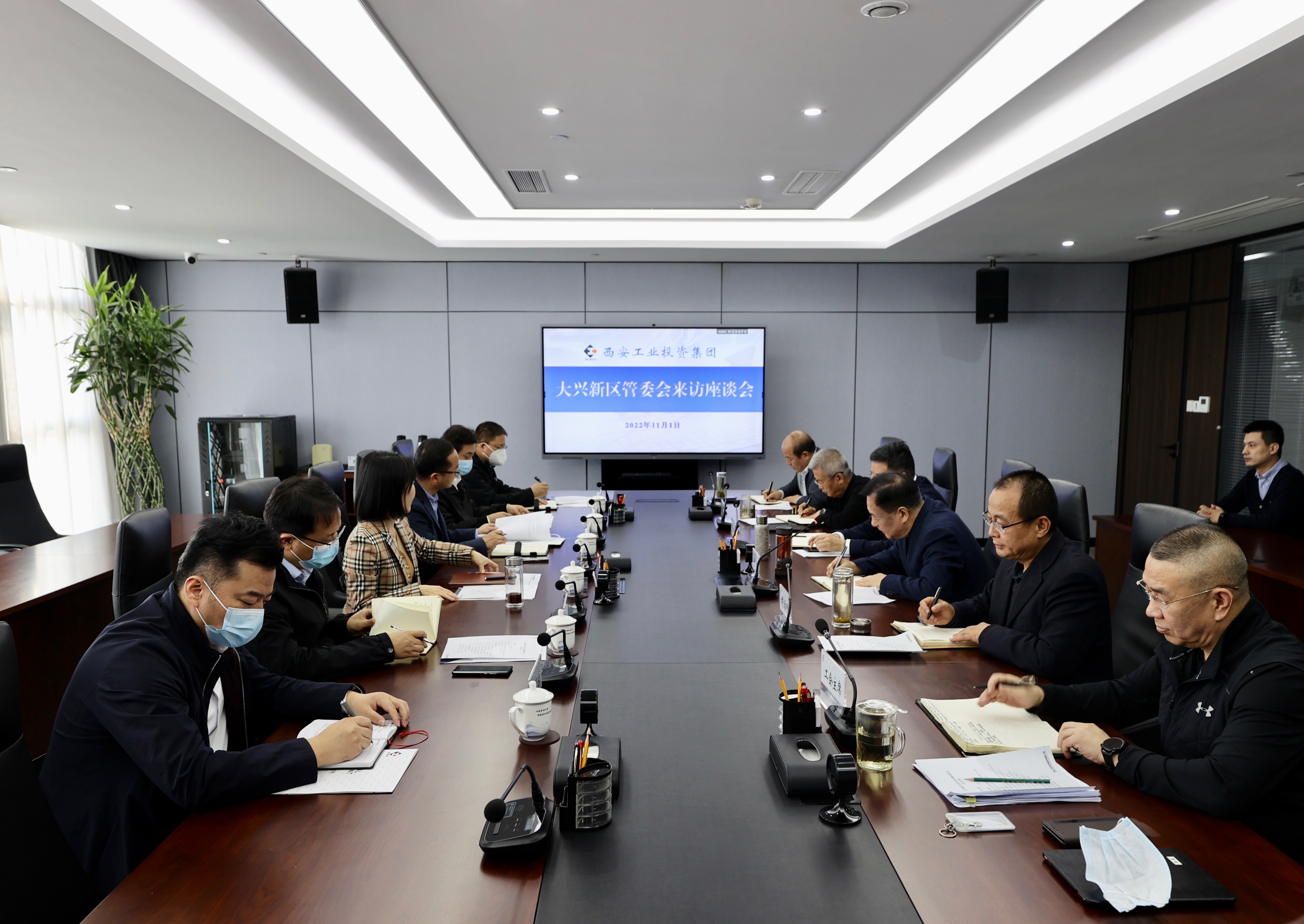 莲湖区委常委武蓉一行到耀彩网集团举行事情交流