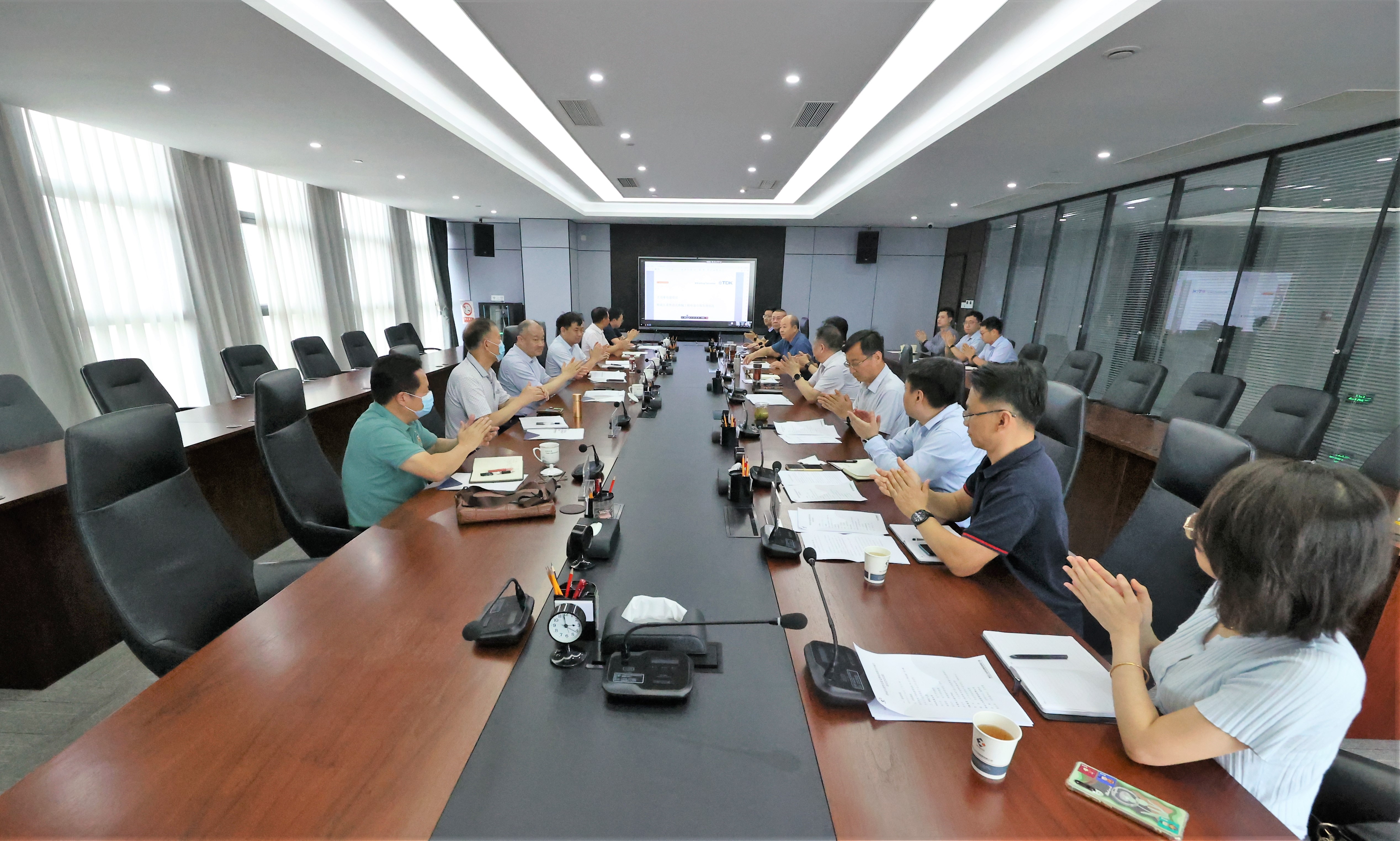 耀彩网集团召开工业相助项目专题钻研会